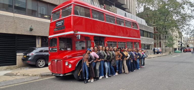 Photo de groupe bus londonnien , groupe pour la Fashion week de Londres Photo de groupe bus londonnien , groupe pour la Fashion week de Londres